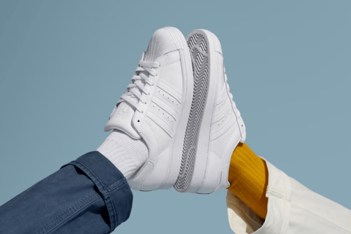Omarm de tijdloze stijl met deze witte sneakers van adidas