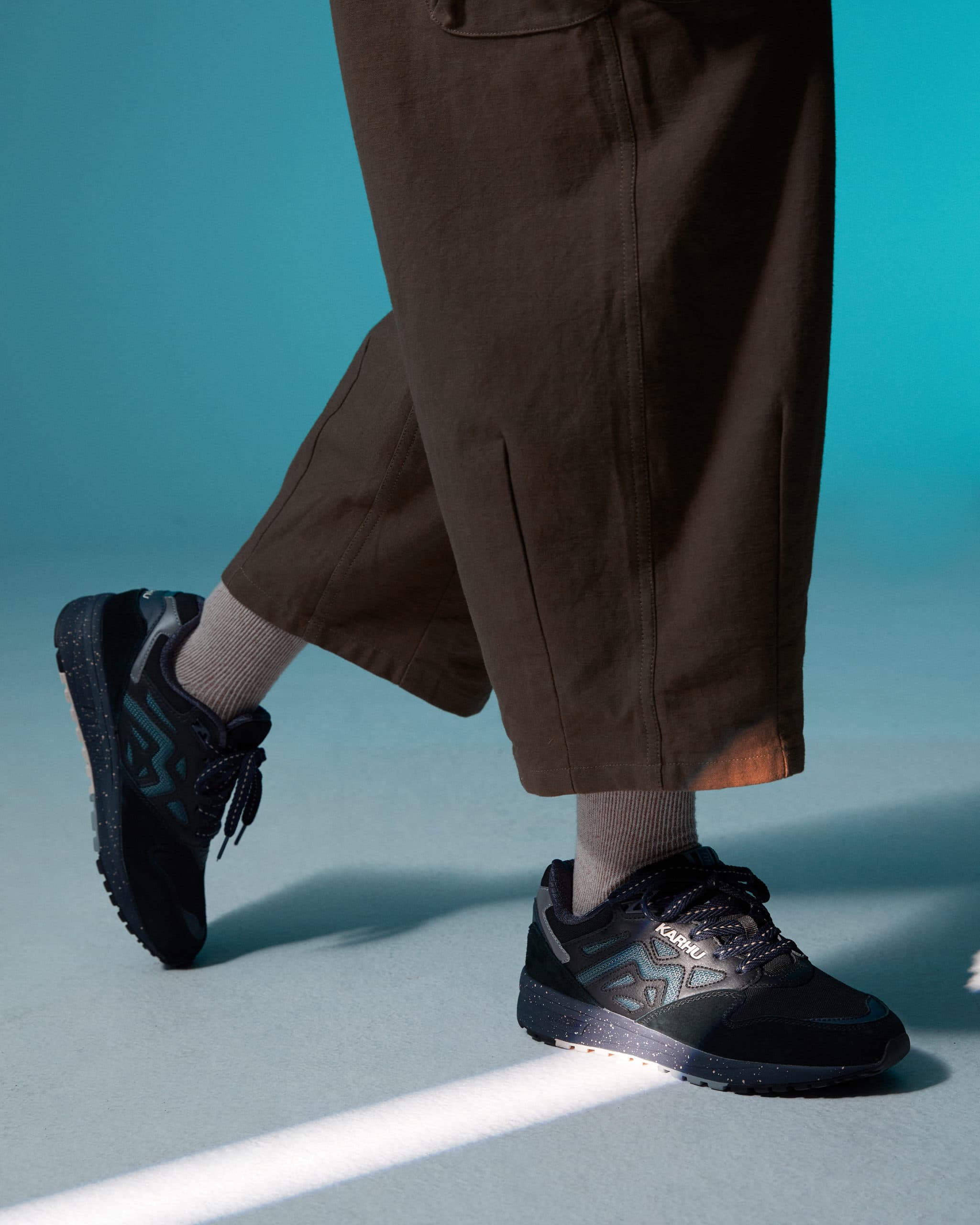 Karhu Legacy 96 'Jet Black' Polar Night Pack on feet