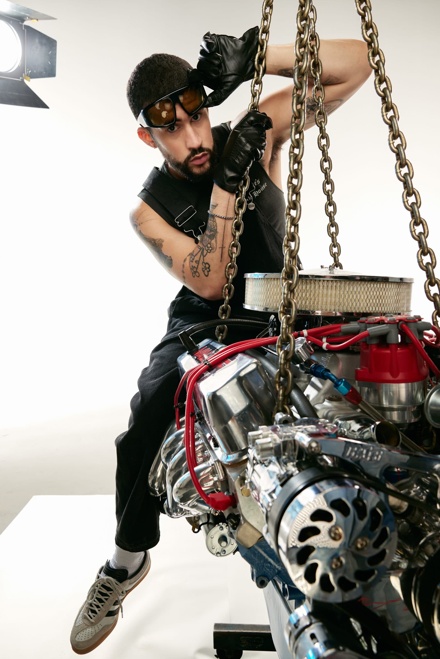 Bad Bunny draagt adidas Gazelle